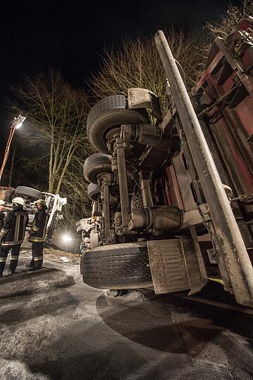 Zwei Lkw liegen umgekippt auf der B 20 bei Loitzendorf. Beim Frontalzusammenstoß sind beide Fahrer ums Leben gekommen.