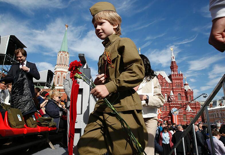 Auf dem Roten Platz in Moskau hat die größte Militärparade der russischen Geschichte begonnen. Zum 70. Jahrestag des Sieges der Sowjetunion über Hitlerdeutschland nahm Kremlchef Wladimir Putin die pompöse Waffenschau ab.