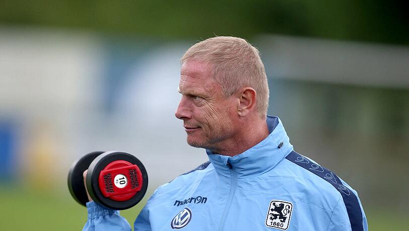 War mit den Kräfteverhältnissen gegen Swansea überhaupt nicht zufrieden: Löwen-Trainer Torsten Fröhling. War mit den Kräfteverhältnissen gegen Swansea überhaupt nicht zufrieden: Löwen-Trainer Torsten Fröhling.