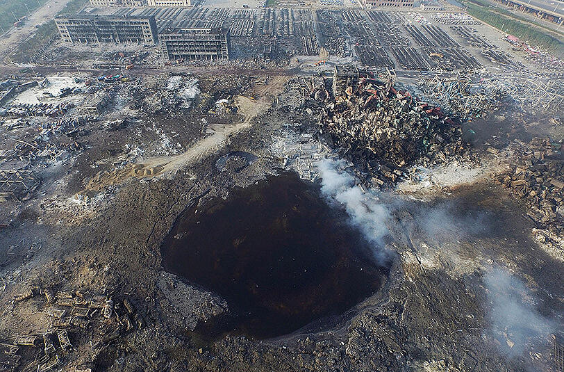An der Unglücksstelle im hafen von Tianjin klafft ein riesiger Krater.