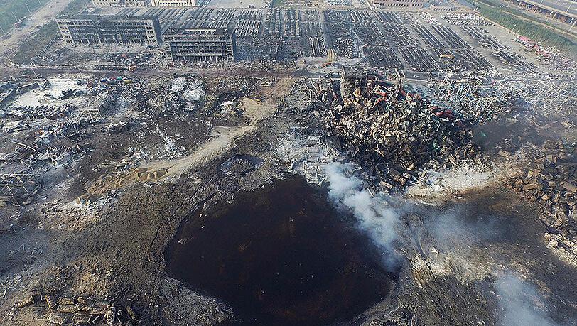 An der Unglücksstelle im hafen von Tianjin klafft ein riesiger Krater. An der Unglücksstelle im hafen von Tianjin klafft ein riesiger Krater.
