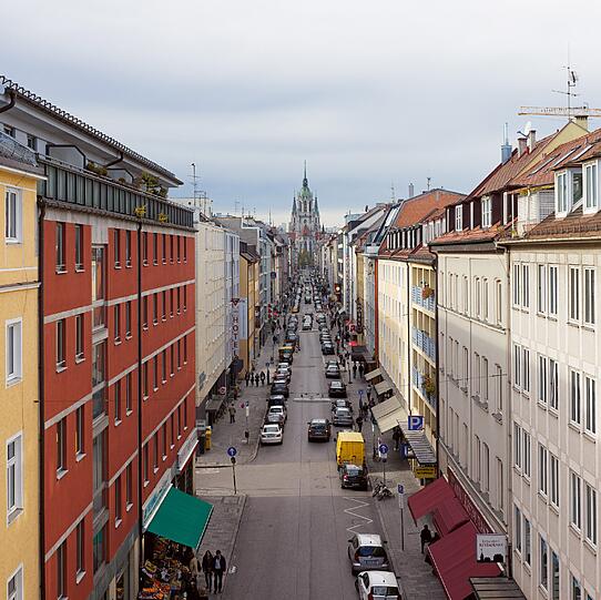 Auch in München gibt's Straßenschluchten: Die Landwehrstraße, die direkt auf die Paulskirche zuläuft.