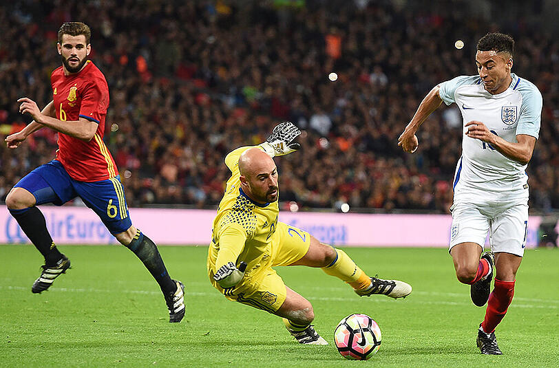 Die Engländer, hier Jessie Lingard (r.) lagen gegen Spanien mit 2:0 in Führung, am Ende spielten sie trotzdem nur Unentschieden.