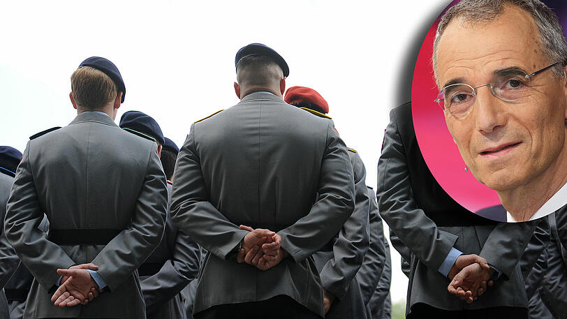 Offiziersanwärter der Bundeswehr-Universität stehen im Rahmen eines Beförderungsappells in Formation.