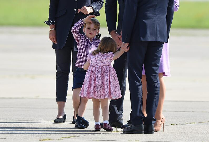 Gemeinsam mit den Kindern Charlotte und George sind Prinz William und seine Kate bei Airbus.
