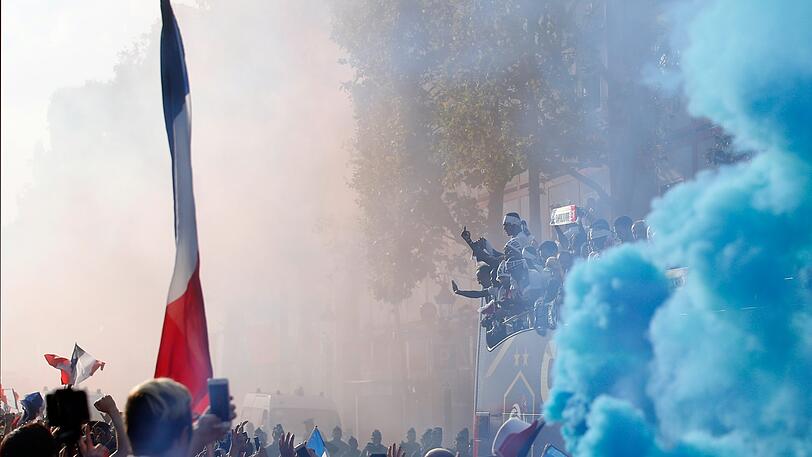 Hunderttausende feierten am Montag die Fußball-Weltmeister nach ihrer Ankunft auf den Pariser Champs-Élysées.
