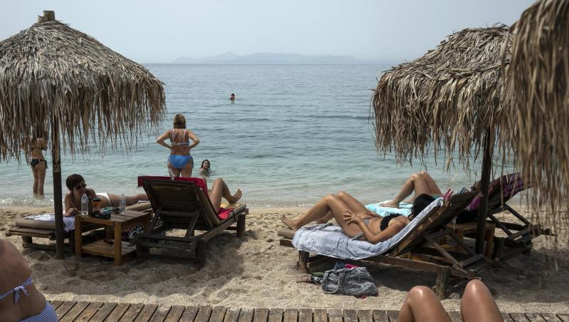 Urlauber liegen am Strand von Alimos (Griechenland). Urlauber liegen am Strand von Alimos (Griechenland).