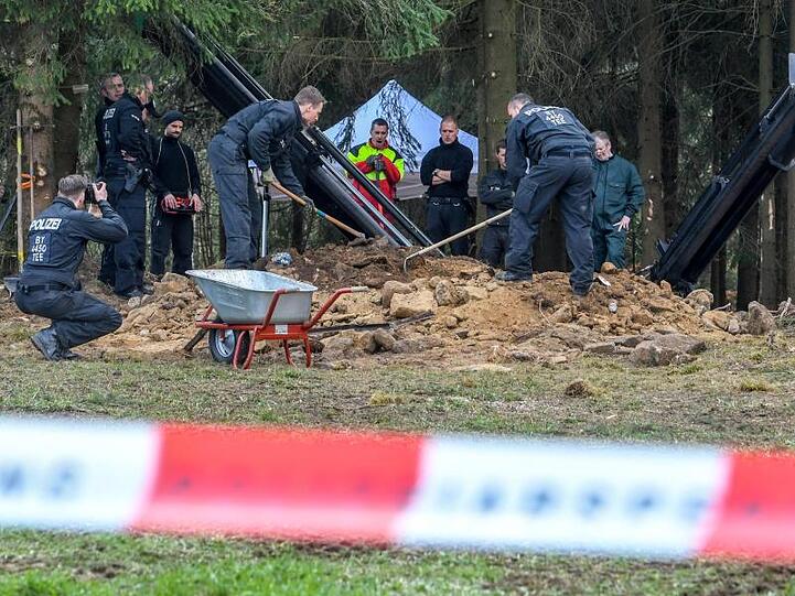 Einsatzkräfte der Polizei graben auf der Suche nach einer Mädchenleiche. Foto: Armin Weigel/Archivbild