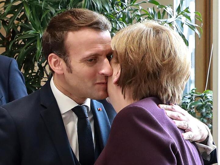 Feilschen ums Geld in aller Freundschaft: Frankreichs Präsident Emmanuel Macron begrüßt Angela Merkel am Rande des EU-Gipfels der Staats- und Regierungschefs.