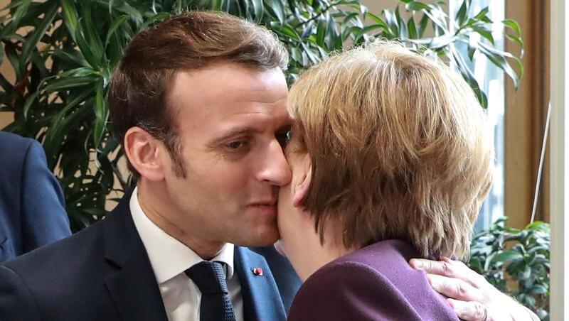 Feilschen ums Geld in aller Freundschaft: Frankreichs Präsident Emmanuel Macron begrüßt Angela Merkel am Rande des EU-Gipfels der Staats- und Regierungschefs. Feilschen ums Geld in aller Freundschaft: Frankreichs Präsident Emmanuel Macron begrüßt Angela Merkel am Rande des EU-Gipfels der Staats- und Regierungschefs.