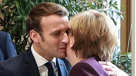 Feilschen ums Geld in aller Freundschaft: Frankreichs Präsident Emmanuel Macron begrüßt Angela Merkel am Rande des EU-Gipfels der Staats- und Regierungschefs.