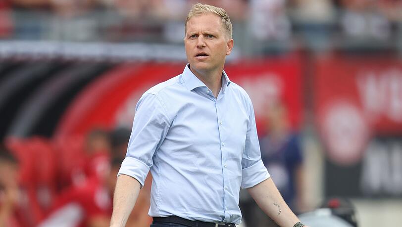 Der Fürther Trainer Marc Schneider steht am Spielfeldrand.