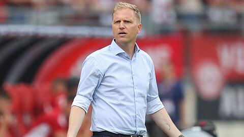 Der Fürther Trainer Marc Schneider steht am Spielfeldrand.