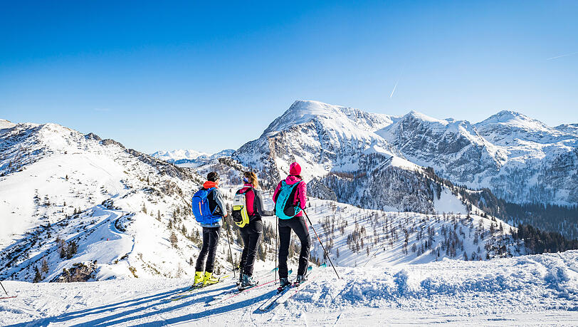 Bergpanorama: Innehalten und Genießen vor der nächsten Abfahrt. Bergpanorama: Innehalten und Genießen vor der nächsten Abfahrt.