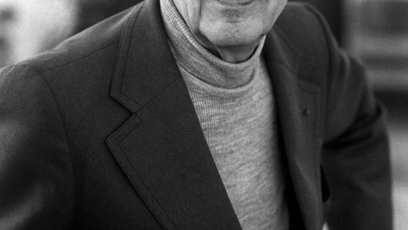 Der französische Schriftsteller und Dramatiker Eugene Ionesco am 2. Juni 1984 in Freiburg im Breisgau. Verstanden haben ihn nur wenige, dennoch ist der Dramatiker Eugene Ionesco einer der meistgespielten französischen Theaterautoren der Nachkriegszeit. Ein Paradox, das zu dem Vertreter des absurden Theaters passt. Denn der in Rumänien geborene Autor, der 1994 in Paris starb, schrieb Theaterstücke, weil auf der Bühne Widersprüche ungehindert zum Ausdruck kommen konnten. Der französische Schriftsteller und Dramatiker Eugene Ionesco am 2. Juni 1984 in Freiburg im Breisgau. Verstanden haben ihn nur wenige, dennoch ist der Dramatiker Eugene Ionesco einer der meistgespielten französischen Theaterautoren der Nachkriegszeit. Ein Paradox, das zu dem Vertreter des absurden Theaters passt. Denn der in Rumänien geborene Autor, der 1994 in Paris starb, schrieb Theaterstücke, weil auf der Bühne Widersprüche ungehindert zum Ausdruck kommen konnten.