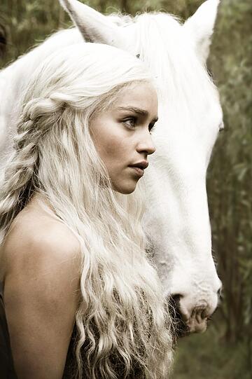 ... bei der heißen Emilia Clarke kommen Fantasy-Freunde gerne ins Träumen.