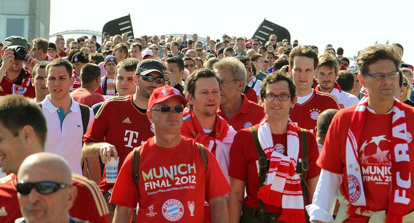 Der Countdown läuft: Die Fans machen sich auf zur Arena.