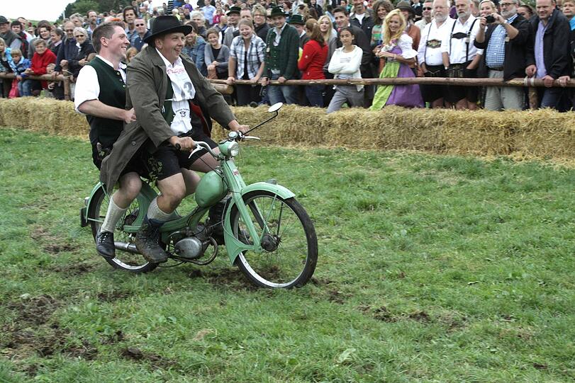 1996 war das Münsinger Ochsenrennen eine beschauliche Gaudi für die Landwirte aus der Gegend. Jetzt sind rund 10.000 Besucher gekommen. Wie Olympia und die Fußball-WM findet auch dieses sportliche Großereignis nur alle vier Jahre statt. Wir waren dabei. Die Bilder von der Gaudi