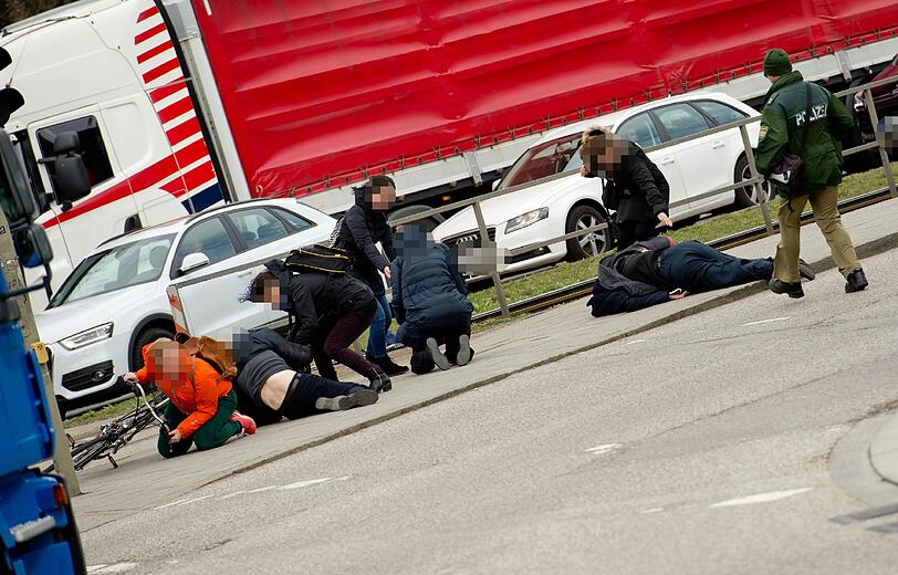 Sturm Niklas ist so kraftvoll, dass sich Passanten nicht mehr auf den Beinen halten können.