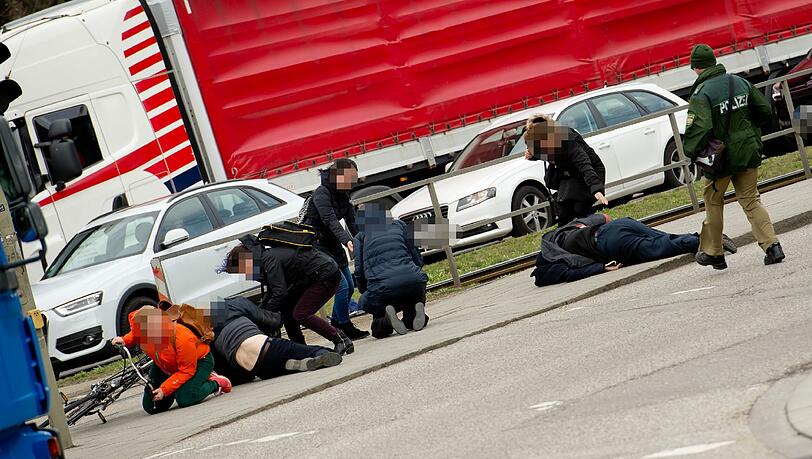 Sturm Niklas ist so kraftvoll, dass sich Passanten nicht mehr auf den Beinen halten können.