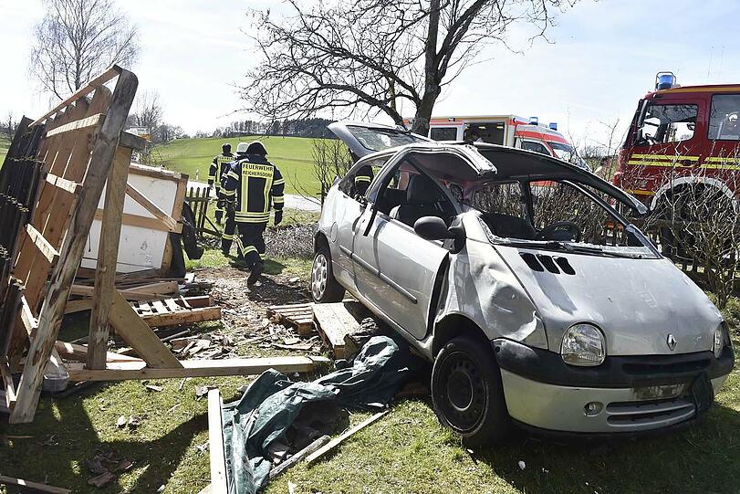 Der Twingo krachte durch den Gartenzaun und kam im Vorgarten zum Stehen.
