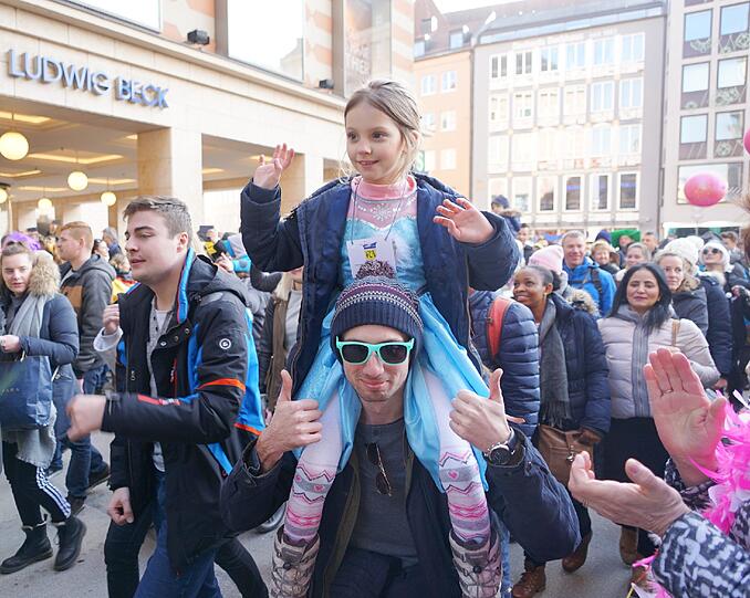 1200 verkleidete und bestgelaunte Faschingswütige liefen beim Umzug durch die Münchner Innenstadt mit. Die Bilder.