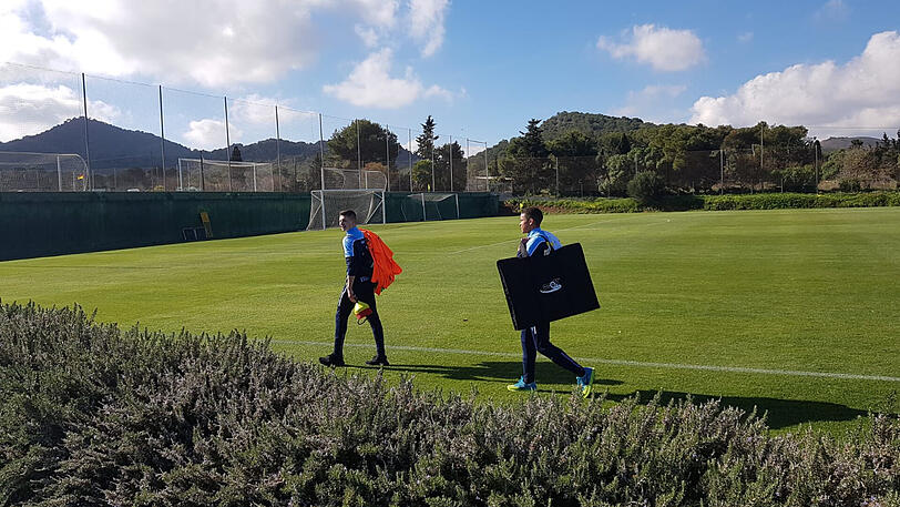 Maxim Gresler (l.) und Ahanna Agbowo (r.) räumen nach der ersten Trainingseinheit brav die Utensilien auf.
