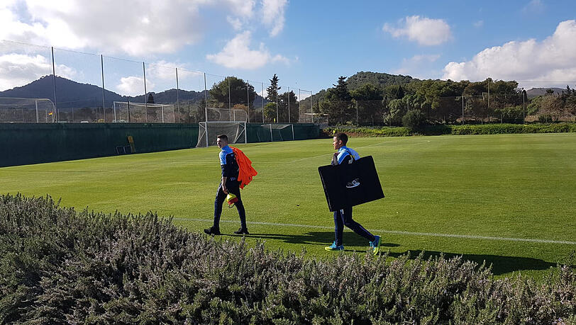 Maxim Gresler (l.) und Ahanna Agbowo (r.) räumen nach der ersten Trainingseinheit brav die Utensilien auf.