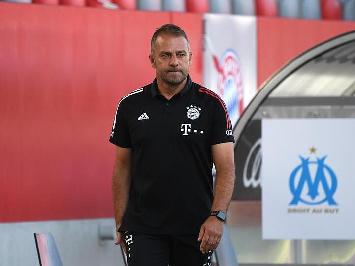 Münchens Trainer Hansi Flick geht vor einem Spiel zum Interview. Foto: Matthias Balk/dpa/Archivbild
