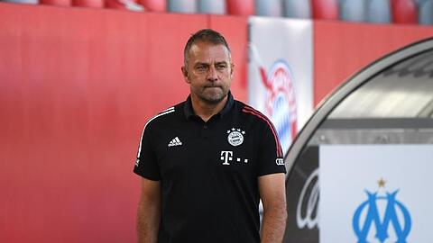 Münchens Trainer Hansi Flick geht vor einem Spiel zum Interview. Foto: Matthias Balk/dpa/Archivbild