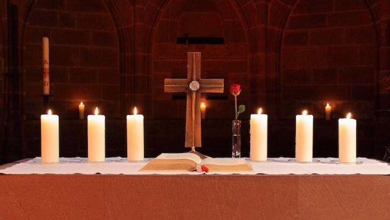 Ein Altarkreuz steht zwischen Kerzen auf dem Altar. Foto: Stefan Bergmann/Stiftskirche Kaiserslautern