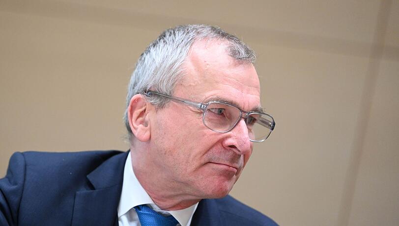 Volker Beck wartet im Bundesgerichtshof.