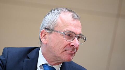 Volker Beck wartet im Bundesgerichtshof.