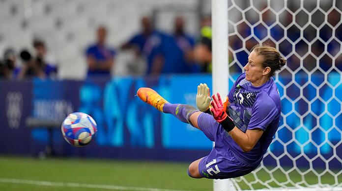 Elfmeter halten: Ann-Katrin Bergers Paradedisziplin.