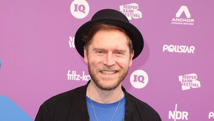 Johannes Oerding ist für seine lockere Art bekannt. Er musiziert gerne mit Kolleginnen und Kollegen - da passt "Sing meinen Song" für ihn perfekt. Johannes Oerding ist für seine lockere Art bekannt. Er musiziert gerne mit Kolleginnen und Kollegen - da passt "Sing meinen Song" für ihn perfekt.