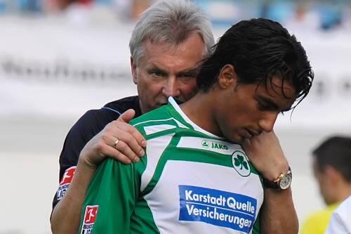 Er ist nicht hundertprozentig fit, soll aber gegen Bielefeld spielen und Tore schießen: Sami Allagui, von Trainer  Benno Möhlmann gestützt.