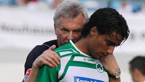Er ist nicht hundertprozentig fit, soll aber gegen Bielefeld spielen und Tore schießen: Sami Allagui, von Trainer Benno Möhlmann gestützt. Er ist nicht hundertprozentig fit, soll aber gegen Bielefeld spielen und Tore schießen: Sami Allagui, von Trainer Benno Möhlmann gestützt.