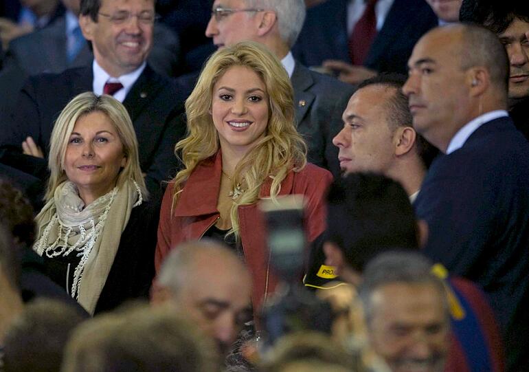Seit neuestem auch Spielerfrau: Shakira. Hier unterstützt sie beim "El Clásico" gegen Real Madrid ihren Freund Gerard Pique vom FC Barcelona von der Tribüne aus. Beide lernten sich bei einem Video-Dreh vor der letztjährigen WM kennen.