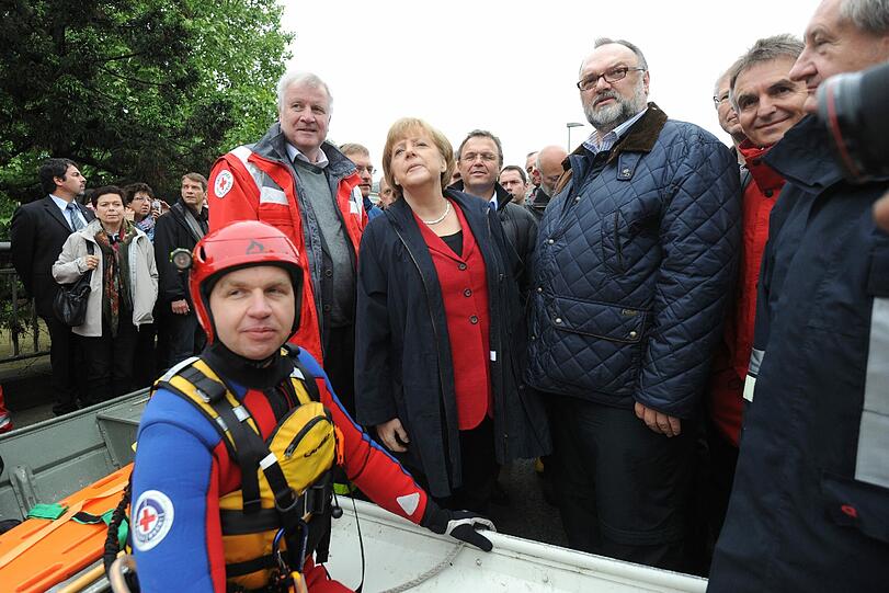 Angela Merkel (CDU) und Horst Seehofer (CSU) besuchen das überflutete Passau. Den Hochwasser-Opfern wurde schnelle Hilfe zugesichert.