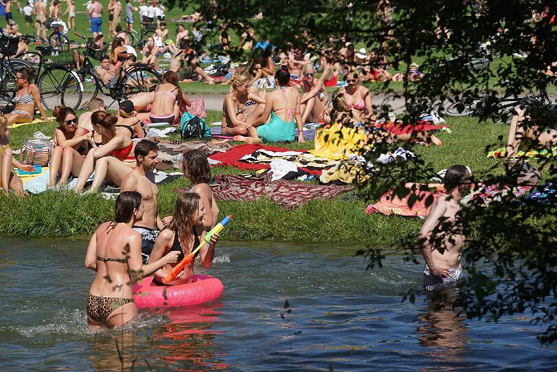Der Sommer ist da und Münchens Bürger stürmen in den Englischen Garten! Sehen Sie hier die Bilder!