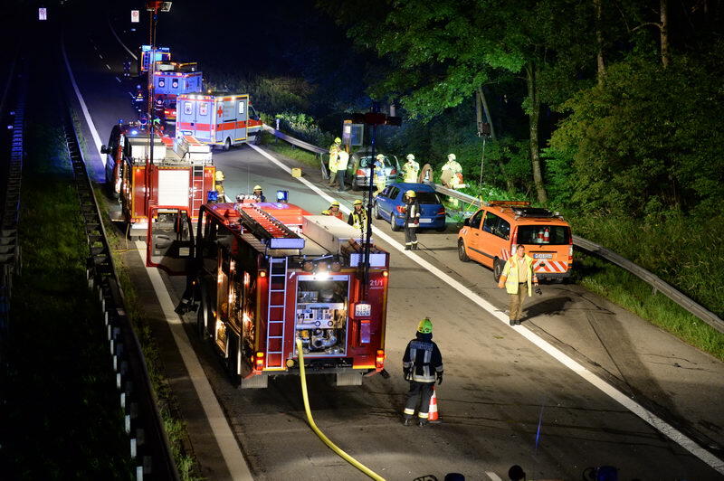 Unfall-Drama auf der A8 bei Grabenstätt: Eine französische Familie kracht mit ihrem Auto in ein Pannen-Auto. Bei dem Crash entsteht ein Trümmerfeld mit einer Länge von 300 Metern. Die Insassen kommen in die Klinik. Die Bilder...
