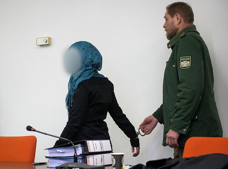 Die Staatsanwaltschaft wirft der Angeklagten Andrea B. Vorbereitung einer schweren staatsgefährdenden Gewalttat vor. Sie war mit ihren beiden Töchtern nach Syrien gereist.