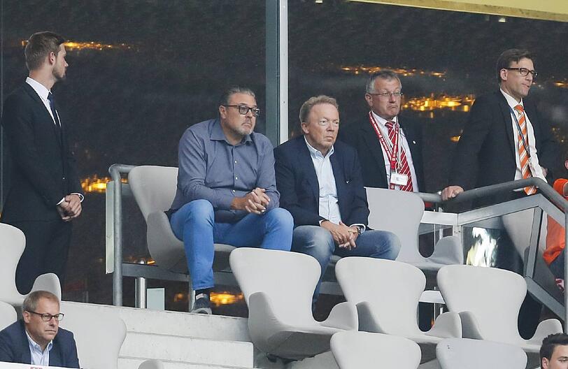 Bilder: Was macht der Löwen-Präsident beim Bayern Spiel?
