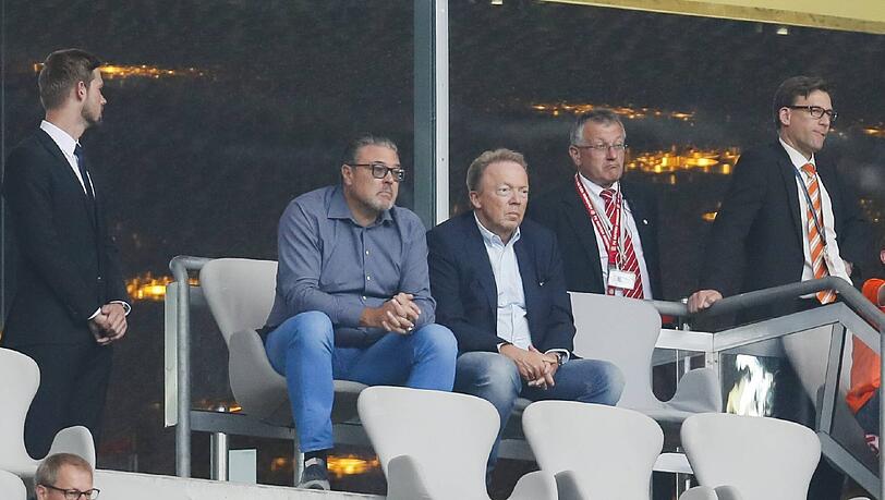 Bilder: Was macht der Löwen-Präsident beim Bayern Spiel? Bilder: Was macht der Löwen-Präsident beim Bayern Spiel?