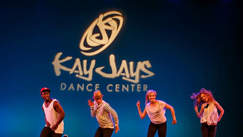 In Kay Jays Dance Center werden vielfältige Kurse für Anfänger bis Könner angeboten. In Kay Jays Dance Center werden vielfältige Kurse für Anfänger bis Könner angeboten.