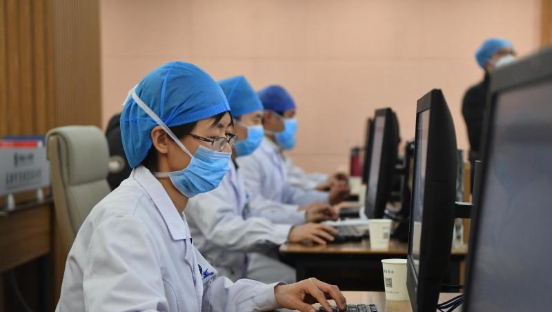 Medizinische Spezialisten mit Mundschutz und Kopfhauben im "Henan Provincial People's Hospital" in der Provinz Henan in Zentralchina an. Medizinische Spezialisten mit Mundschutz und Kopfhauben im "Henan Provincial People's Hospital" in der Provinz Henan in Zentralchina an.