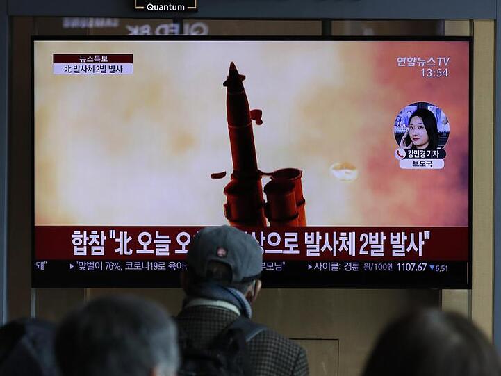 Nordkorea hat nach Angaben des südkoreanischen Militärs mindestens zwei nicht identifizierte Projektile in Richtung offenes Meer abgefeuert.