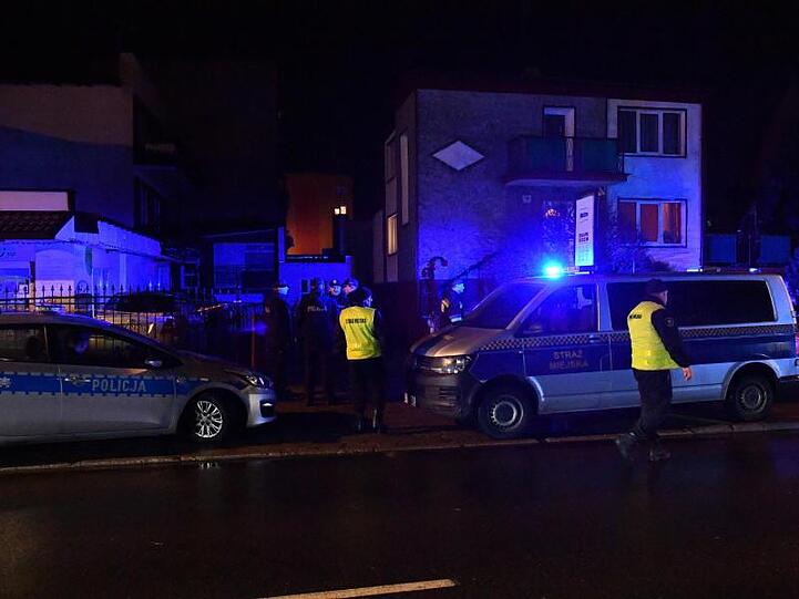Polizeifahrzeuge und Polizisten vor dem Ort des Unglücks.