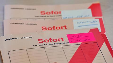 Aktenmappen liegen im Thüringer Landtag auf einem Tisch im NSU-Untersuchungsausschuss.