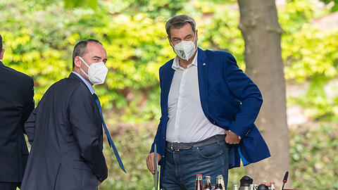 Hubert Aiwanger (l, Freie Wähler) und Markus Söder (r, CSU) regieren in Bayern